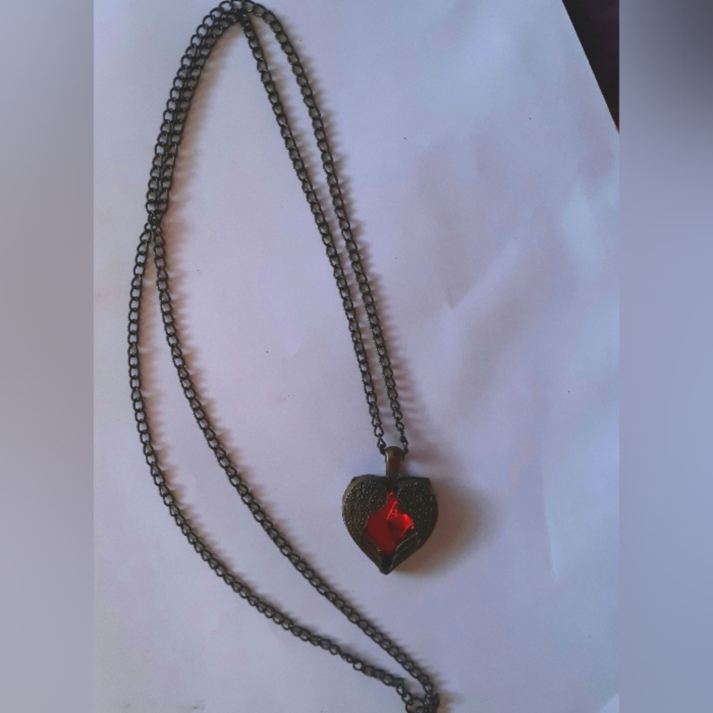 $2/20! Heart & angel wings pendant, ruby red gem and brass metal - Picture 4 of 13
